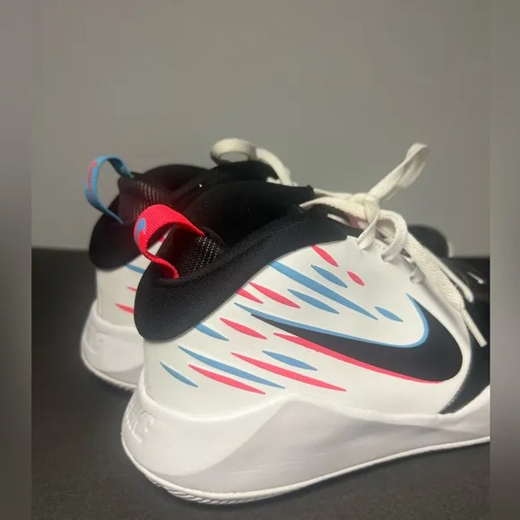 Nike Team Hustled D 9 Light, Basketball Shoes, Size:7Y, Pre-Owned Good condition
