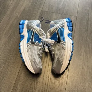 Nike Vomero Zoom 5 Silver Blue Athletic Shoes HF6998-103 Youth Size 3 NEW