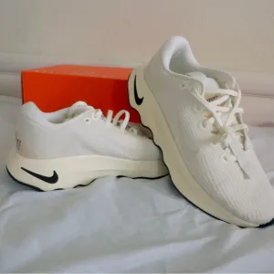 Nike White Athletic Sneakers with Breathable Mesh and Sleek Design
