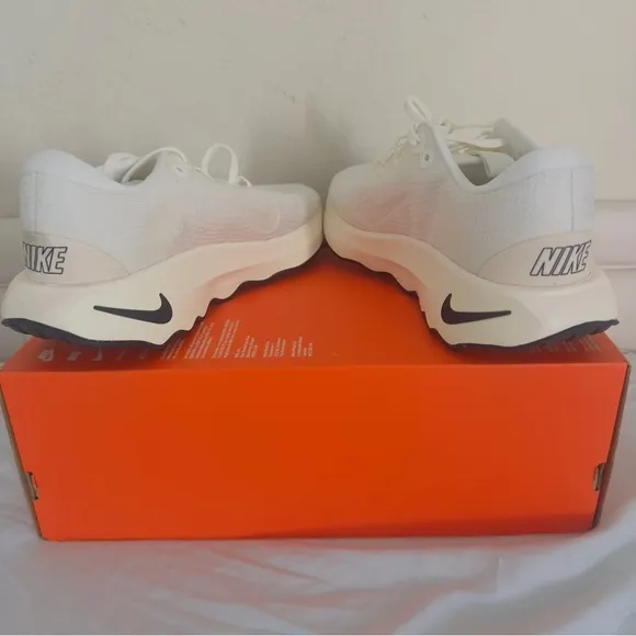 Nike White Athletic Sneakers with Breathable Mesh and Sleek Design