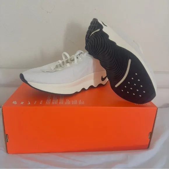Nike White Athletic Sneakers with Breathable Mesh and Sleek Design