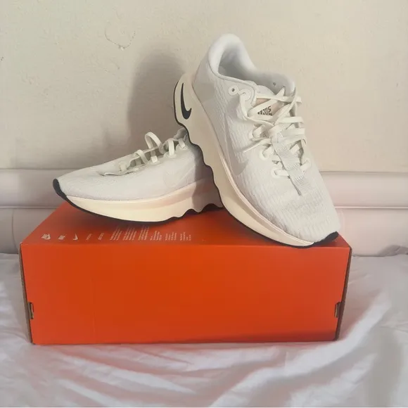 Nike White Athletic Sneakers with Breathable Mesh and Sleek Design