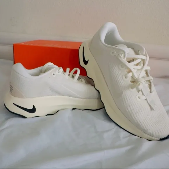 Nike White Athletic Sneakers with Breathable Mesh and Sleek Design