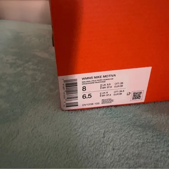 Nike White Athletic Sneakers with Breathable Mesh and Sleek Design