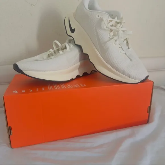 Nike White Athletic Sneakers with Breathable Mesh and Sleek Design