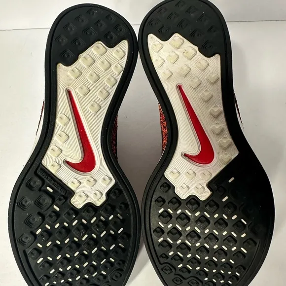 Nike women Red and Black Running Shoes size 6.5 pre owned Exellent condittion.