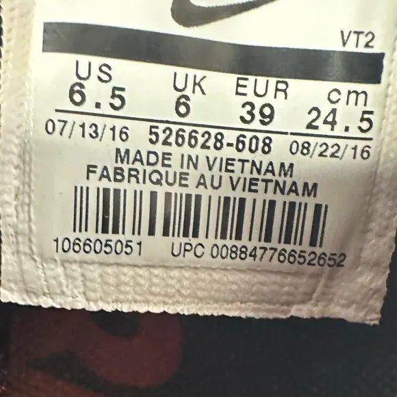 Nike women Red and Black Running Shoes size 6.5 pre owned Exellent condittion.
