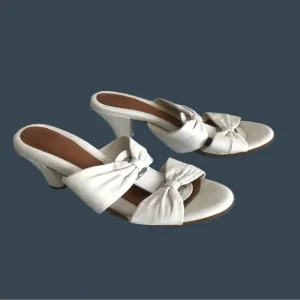 NURCARE- WOMENS WHITE SLIP-ON HEEL SANDALS SIZE 7
