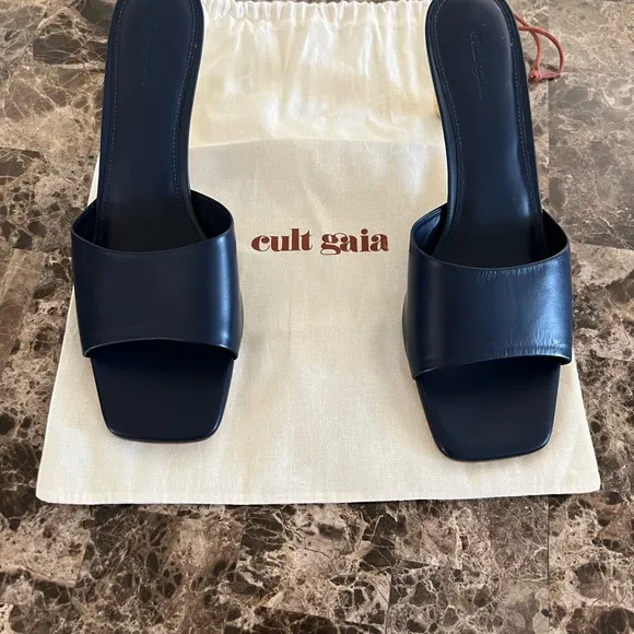 NWOT Brand New Navy Cult Gaia Sandals size 42