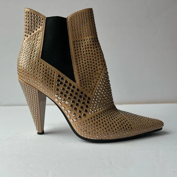 NWOT JEFFREY CAMPBELL Studded Beige Patent Leather Booties Zipper Ankle size: 11