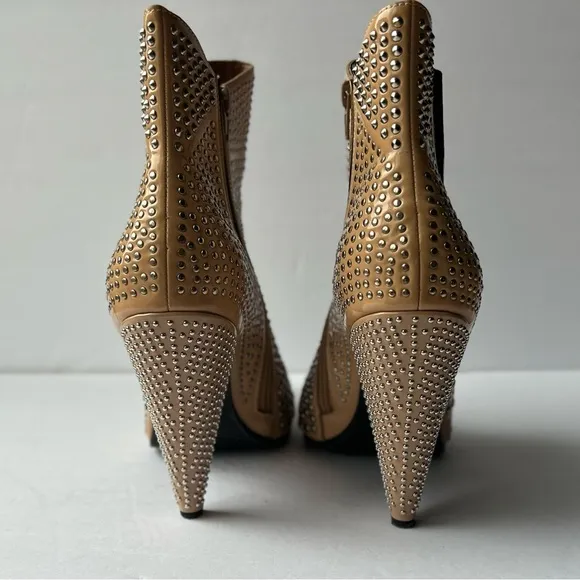 NWOT JEFFREY CAMPBELL Studded Beige Patent Leather Booties Zipper Ankle size: 11