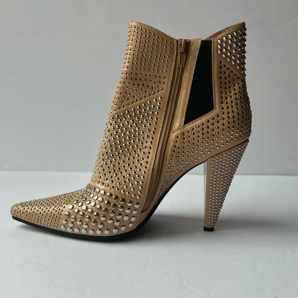 NWOT JEFFREY CAMPBELL Studded Beige Patent Leather Booties Zipper Ankle size: 11