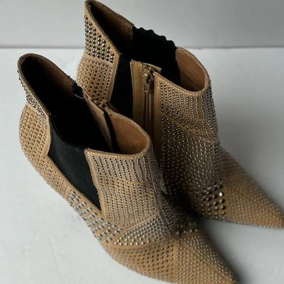 NWOT JEFFREY CAMPBELL Studded Beige Patent Leather Booties Zipper Ankle size: 11