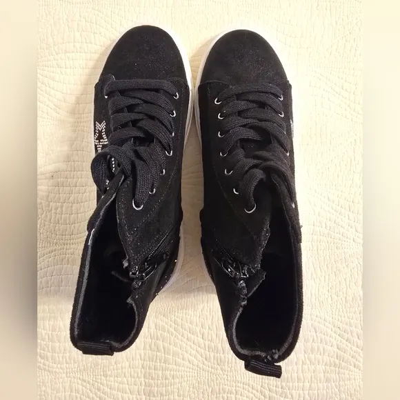 NWOT Steve Madden Girls High Tops Sneakers with Silver Embellishments