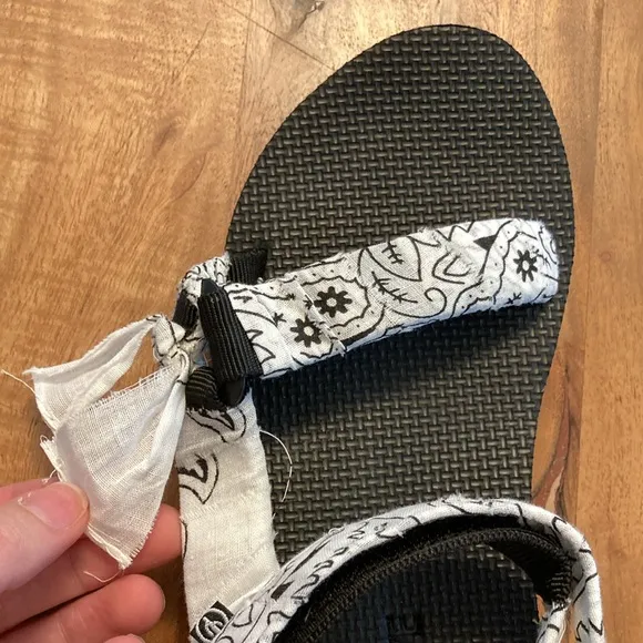 NWT Arizona Love Trekky White Bandana Sandal