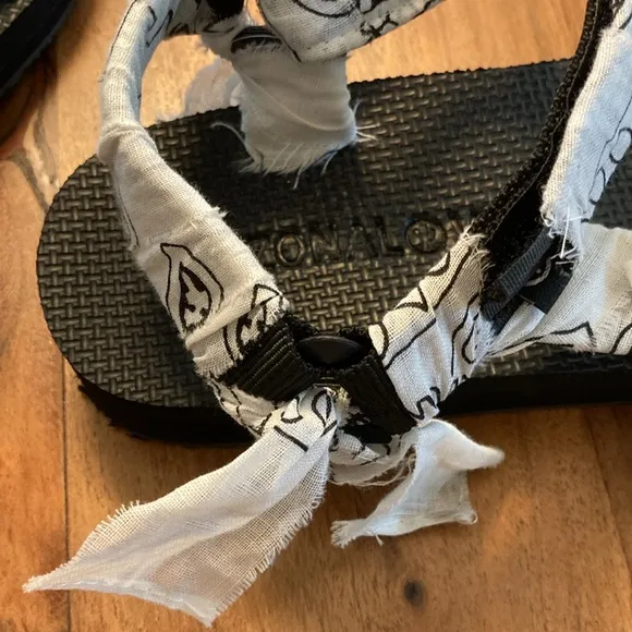 NWT Arizona Love Trekky White Bandana Sandal