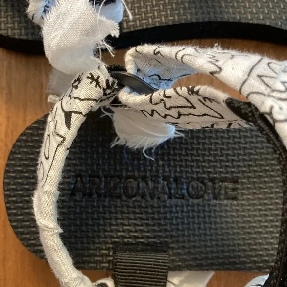 NWT Arizona Love Trekky White Bandana Sandal
