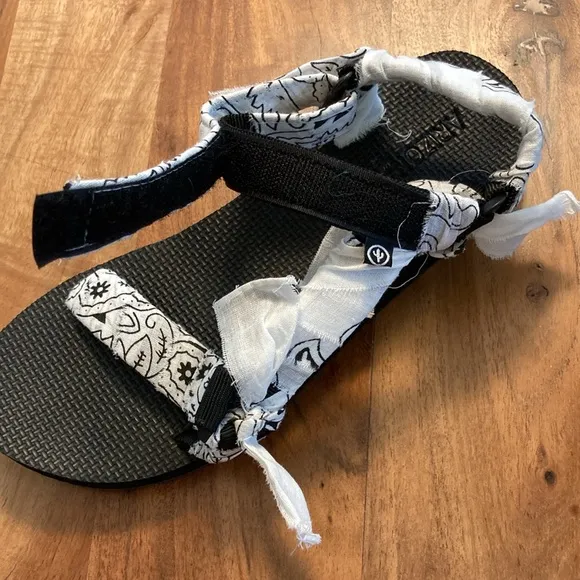 NWT Arizona Love Trekky White Bandana Sandal