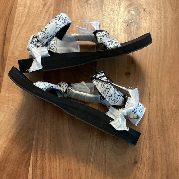 NWT Arizona Love Trekky White Bandana Sandal