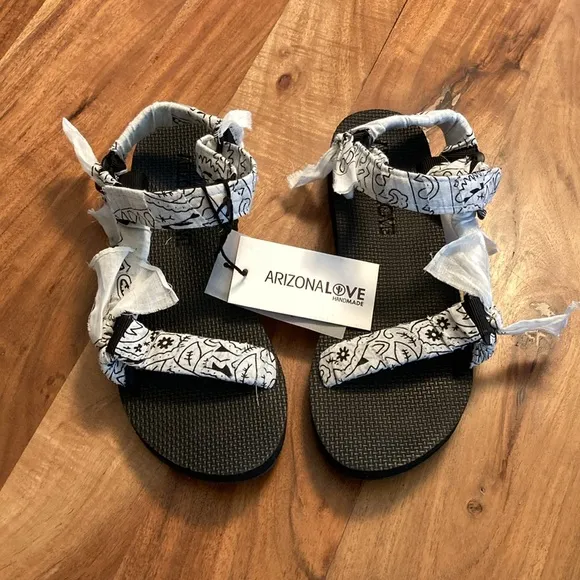 NWT Arizona Love Trekky White Bandana Sandal
