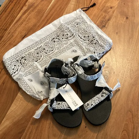 NWT Arizona Love Trekky White Bandana Sandal
