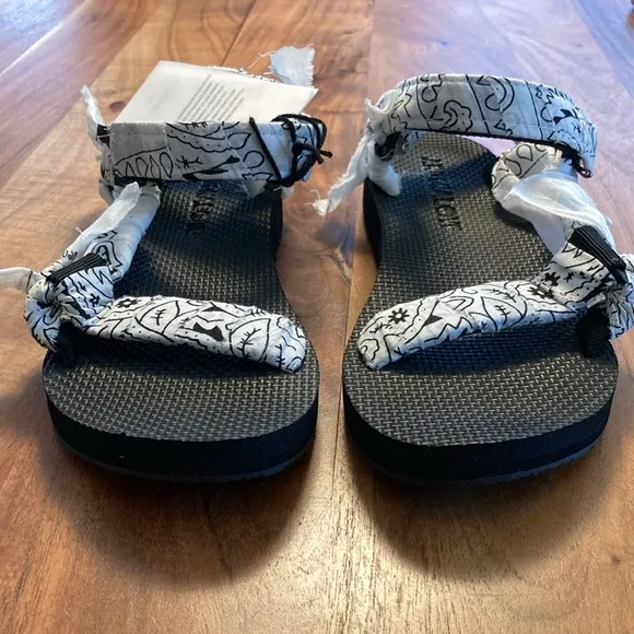 NWT Arizona Love Trekky White Bandana Sandal