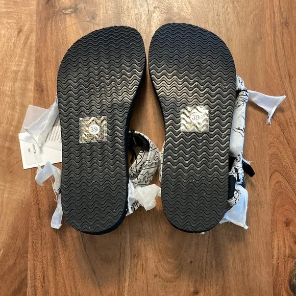 NWT Arizona Love Trekky White Bandana Sandal