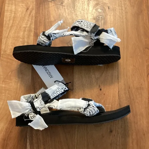 NWT Arizona Love Trekky White Bandana Sandal