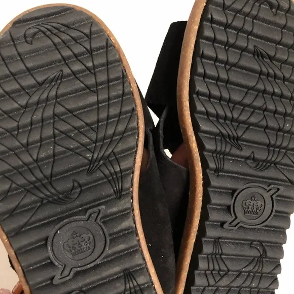 NWT Born Black Suede Leather Buckle Cross Strap Slip-On Sandals Size 8