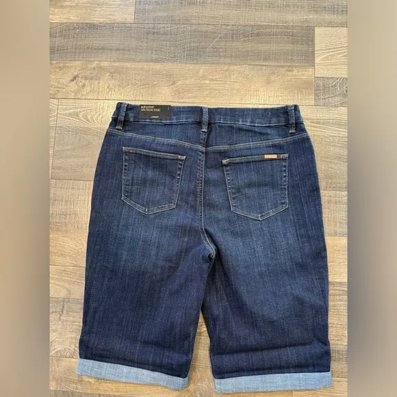 NWT Chico’s So Slimming Girlfriend Short Size 8