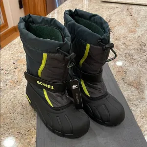 NWT Sorel Kids Insulated Black and Yellow Winter Boots Size 13