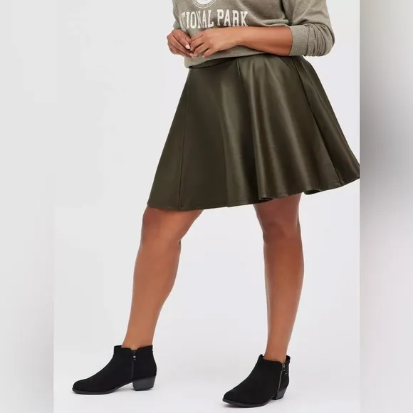 NWT Torrid Circle Skirt Ponte Coated Olive (Faux Leather) - Green, Size 5X/28W