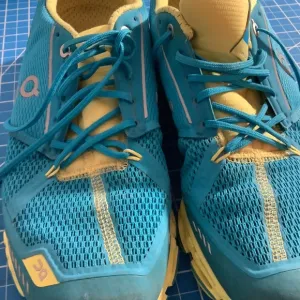 On Cloud Cloudflyer Running Shoes Women's 10 Blue Yellow Athletic Sneakers