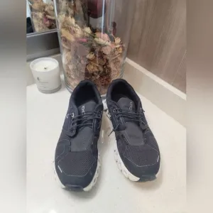 On Running Cloud 5 shoes - Black White size 9 women's