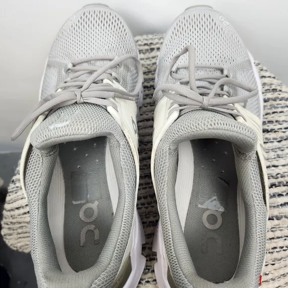 On Running Cloud Swift Gray Running Shoes Womens 10