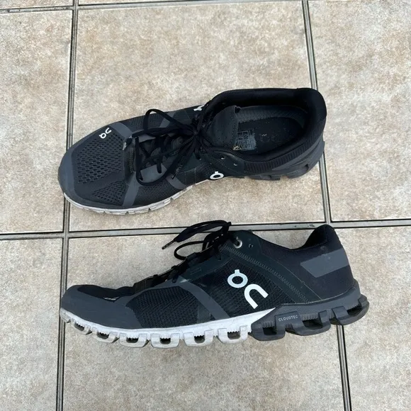 On Running Mens Cloudflow Faux Leather Sport Running Shoes