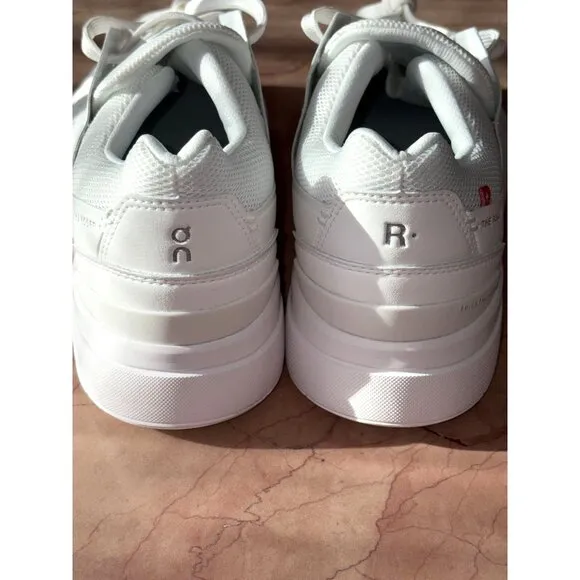 ON The Roger Advantage Sneakers in All White 10.5 New Mens Athletic Shoes