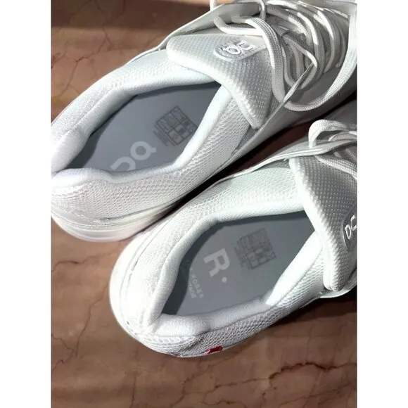 ON The Roger Advantage Sneakers in All White 10.5 New Mens Athletic Shoes