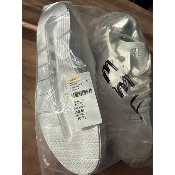 ON The Roger Advantage Sneakers in All White 10.5 New Mens Athletic Shoes