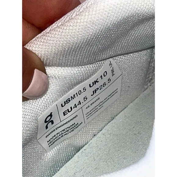 ON The Roger Advantage Sneakers in All White 10.5 New Mens Athletic Shoes