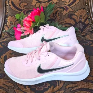 Pink 🩷 Nike running shoes 6.5Y
