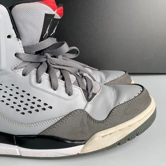 S38  2014 Nike Air Jordan Flight Mens Shoes Gray Black Red Men’s size 9.5‎