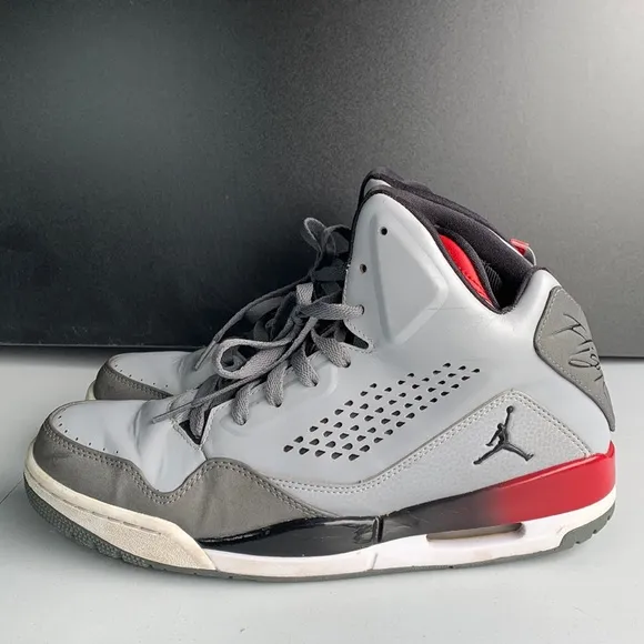 S38  2014 Nike Air Jordan Flight Mens Shoes Gray Black Red Men’s size 9.5‎