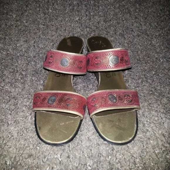 SALVATORE FERRAGAMO-Embossed-Red &amp; Gold Wedges