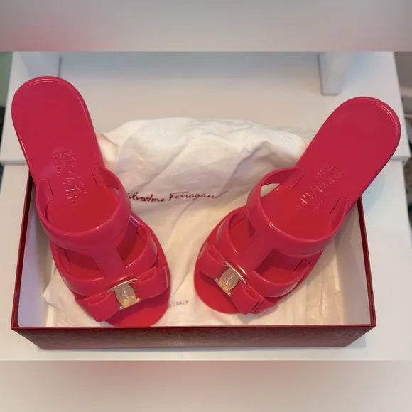 SALVATORE FERRAGAMO - Lylia J Bow T-strap Pink PVC Sandals - 9W - almost NIB!