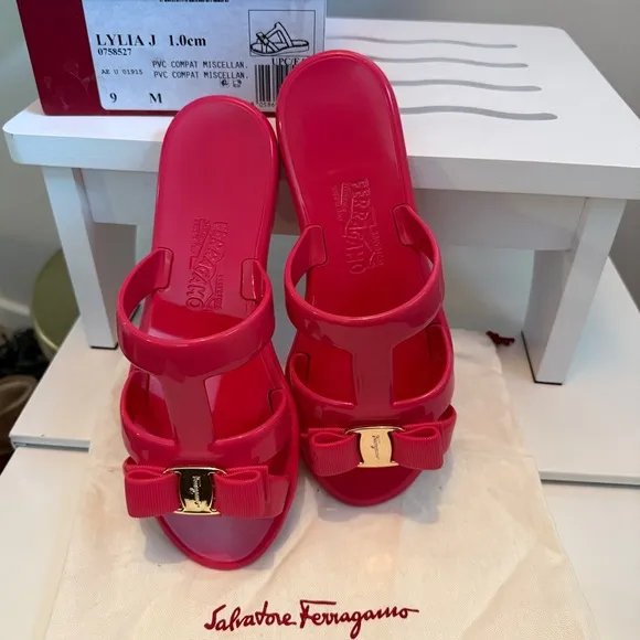 SALVATORE FERRAGAMO - Lylia J Bow T-strap Pink PVC Sandals - 9W - almost NIB!