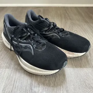 Saucony Triumph 20 Men’s 11 Running Shoes Black White Athletic Sneakers READ