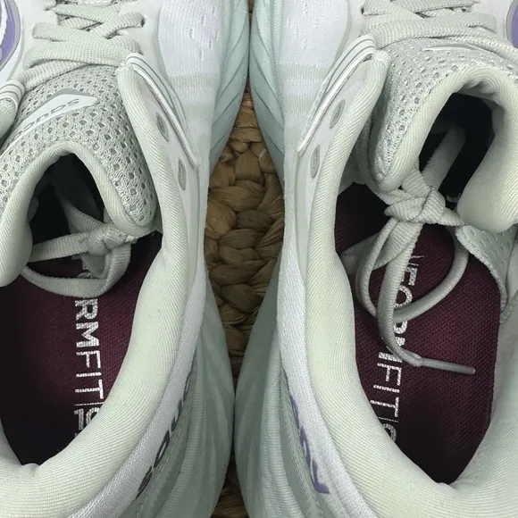 Saucony Triumph 22 Running Shoes White Foam Size 10 Women's