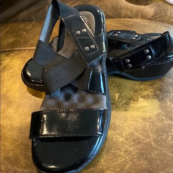 Soft Walk 8.5W patent black slip on sandals