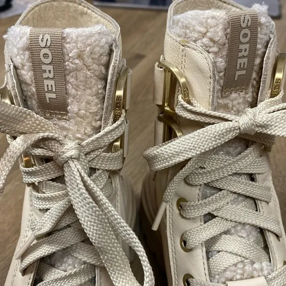 Sorel Caribou X Waterproof Lace-Up Platform Boots with Sherpa size 6